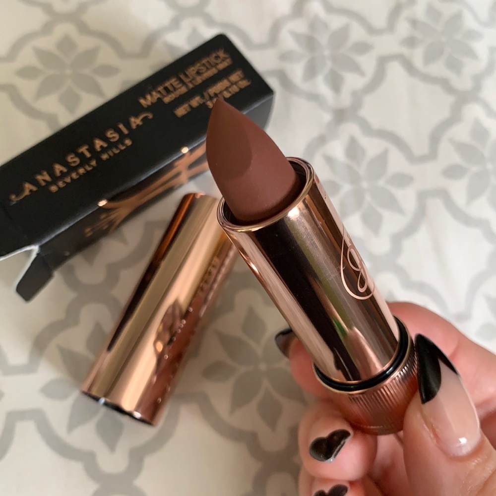 Anastasia Beverly Hills matte lipstick in Toffee